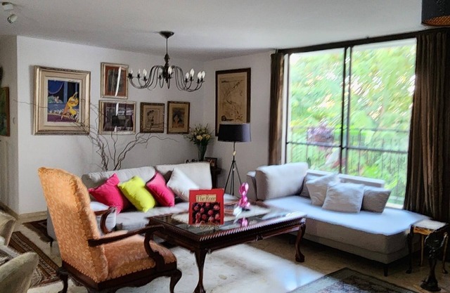 3 Bedroom apartment close to Beach Free Parking.