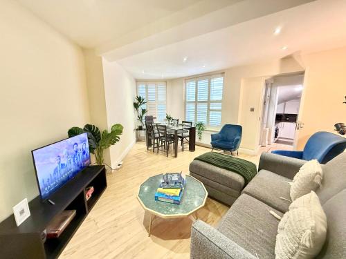 3 Bedroom Apartment with private terrace in Pimlico, Westminster, Victoria