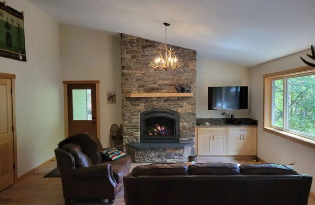 3 Bedroom Cabin with Hot Tub near Glacier and Mt. Baker