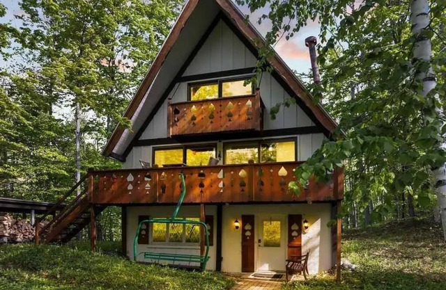 3-bedroom chalet plus XL loft & hot tub,next to NubsNob, sleeps 10