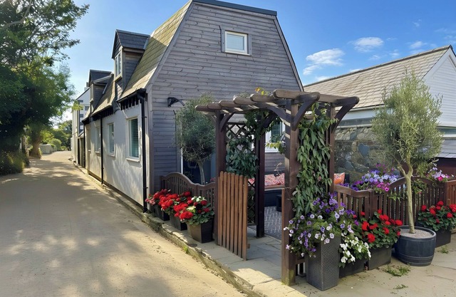 3 bedroom cottage in Sark, on the Avenue.