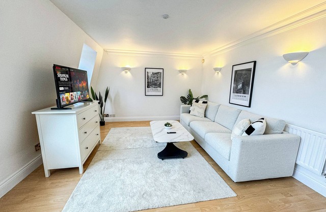 3 Bedroom Flat with FREE gated parking in Borough near The Shard Bermondsey