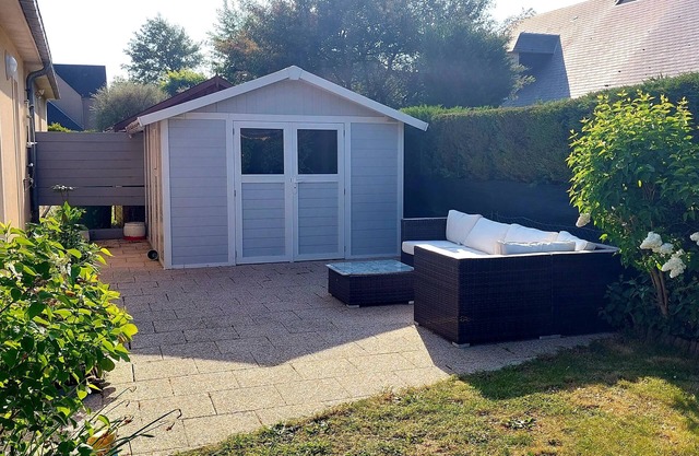 3 bedroom house with garden 400m from the beach