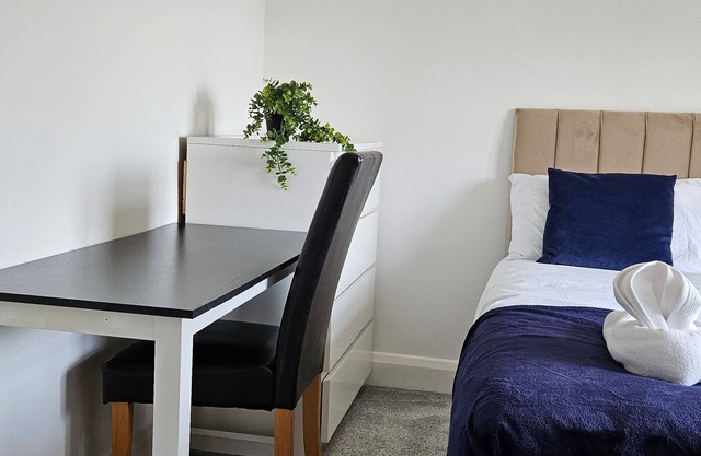 3-bedroom house by BSE Homes & Properties Ltd in Chigwell sleeps 6 with parking