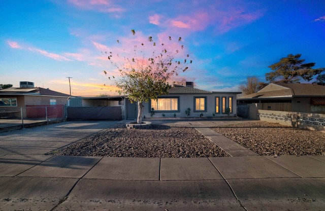 3-bedroom house in wonderful Henderson with WiFi, AC, King Bed and more!