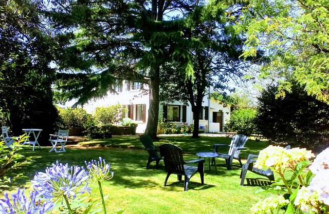 3-bedroom house, large 110m2 WIFI garden, two and a half miles from the beach.