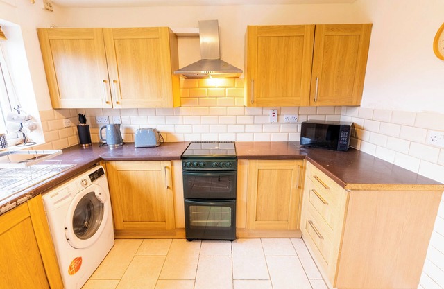 3 Bedroom house with free Private parking, Aylesbury, Dalston cl