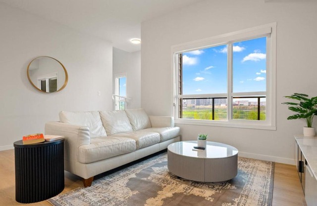3 Bedroom Luxurious Seton Town Home with Central AC and Lake View