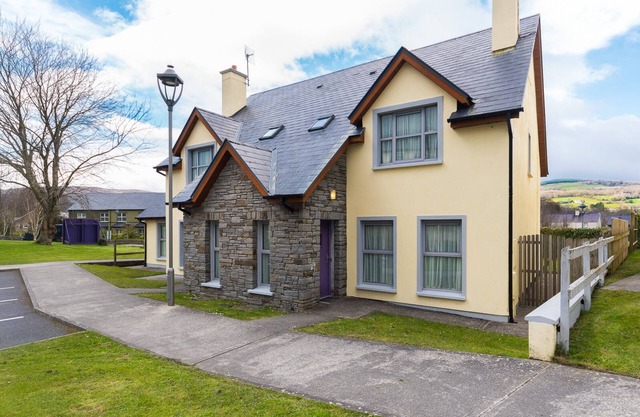3 bedroom pet friendly home with access to pool