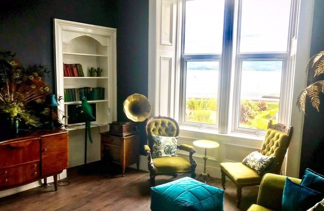 3 Bedroom Sea View Apartment in central Rothesay - sleeps 6 guests