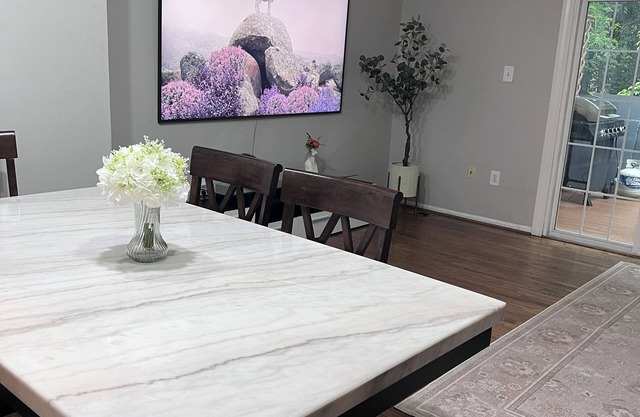 3-bedroom townhome in fantastic Springfield with Wi-Fi & fully equipped kitchen.