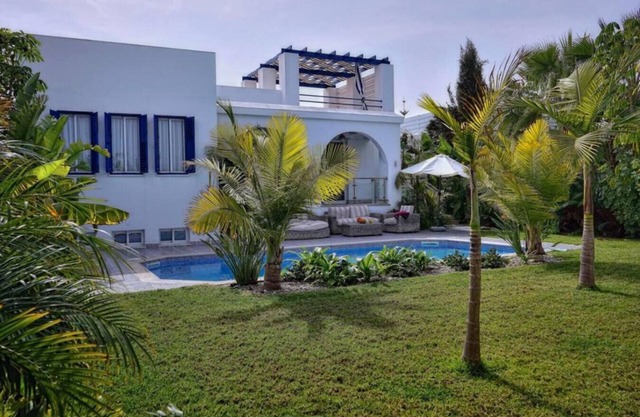 3 bedroom tropical villa on the the coastline-2min to the Beach!