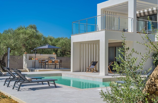 3-Bedroom Villa with Private Pool - Hariati Villas
