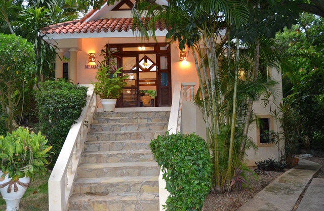 3-Bedroom Villa with Private Pool and Free Shuttle Bus to Town Center and Beach