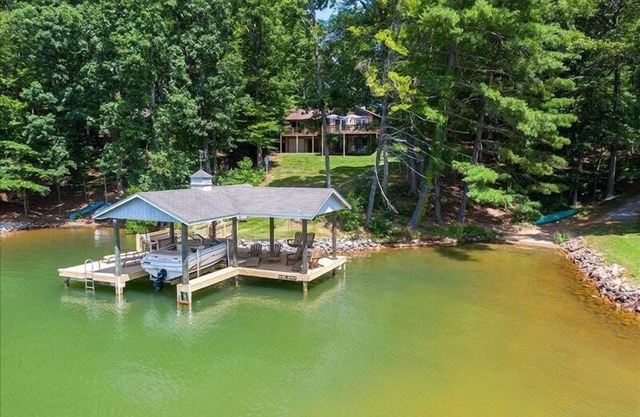 3 Bedrooms, 1 Flex Room, 3½ Bathrooms! Golden Mountain Views @ Main Lake - Dog Friendly!