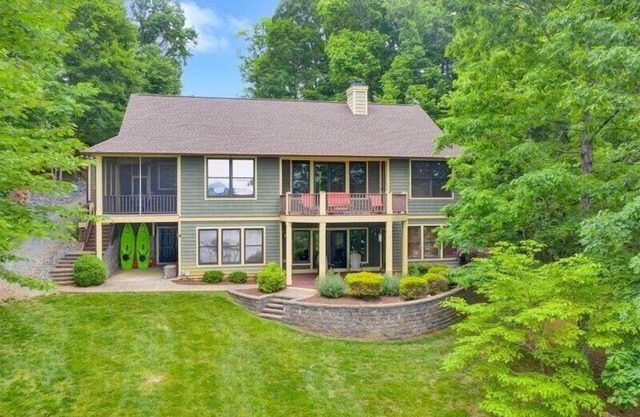 3 Bedrooms, 1 Flex Room, 3 Bathrooms! Walk-in Water! Wifi! Ping Pong! Come Visit "Best Kept Secret