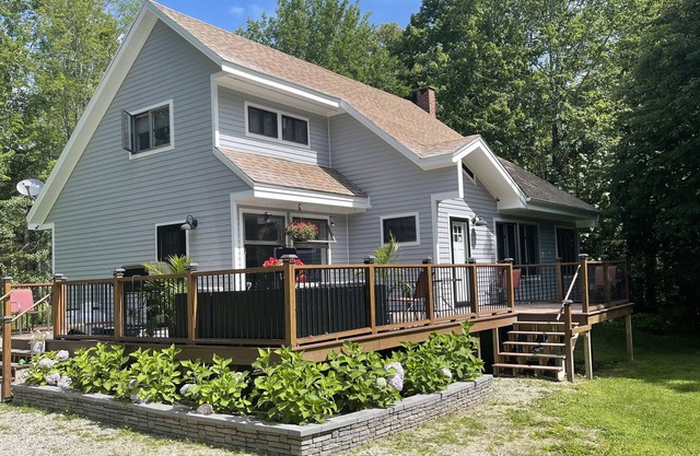 3 Bedrooms, 2 Baths, Large Deck, (Sleeps 6)