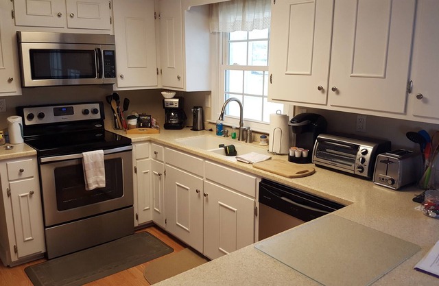 3 bedrooms, beautiful mountain views, near I-64