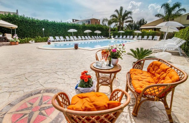 3 bedrooms house at Campofelice di Roccella 150 m away from the beach with shared pool jacuzzi and enclosed garden