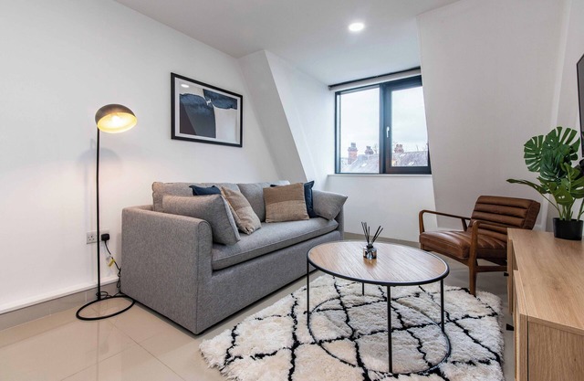 3-BR Apartment in Prime Leeds City Centre