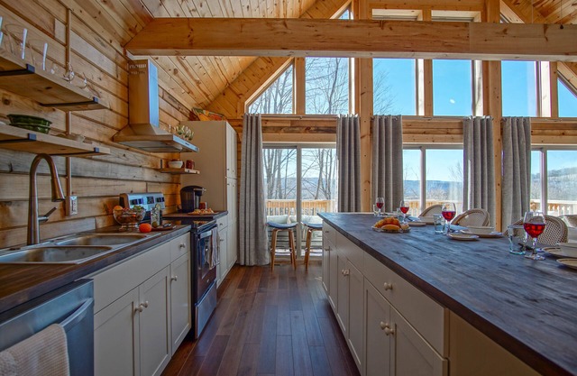3 Br: Hideaway Chalet located 10 miles from the ski resort