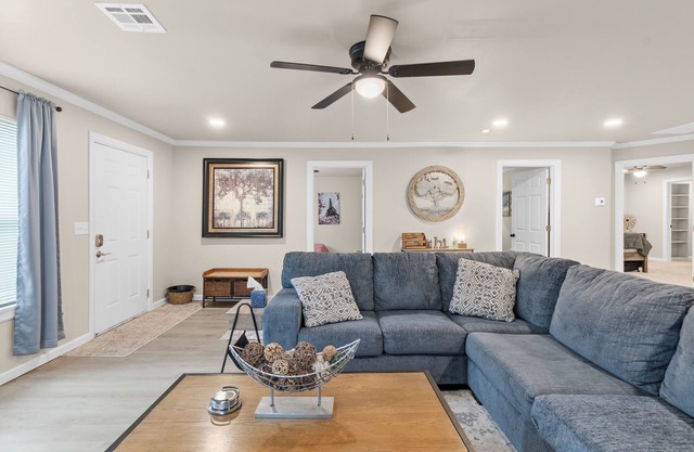 3 BR house on the historic black and gold park with splash pad in back yard a