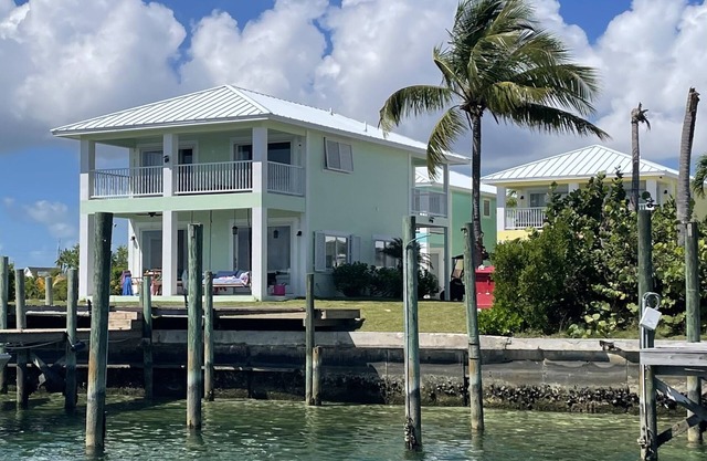 3 BR sleeps 10 WATER FRONT w BOAT SLIP + FABULOUS POOL