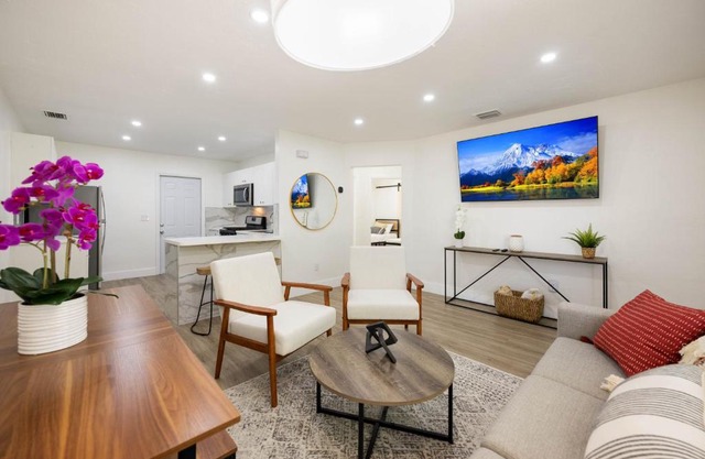 3 BR Smart home, close to airport, Fast WiFi, Patio, Grill & Free private parking