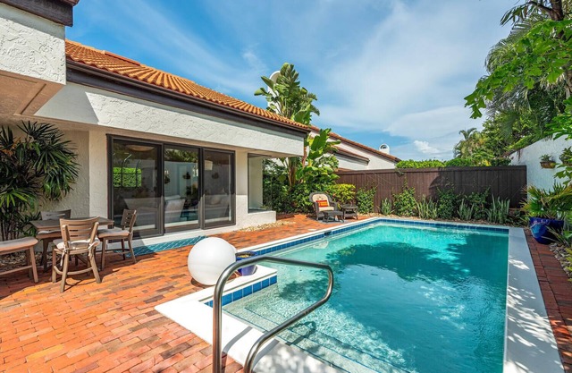 3 BR Villa w/private pool in Pelican Bay. Walk to the beach and Waterside Shops
