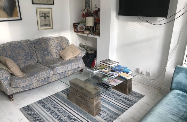 3 Double Bedroom Garden Cottage near Wandsworth Common