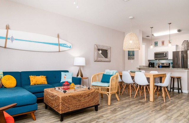 3 Heated Pools/Blocks to Beach/Poolside Townhome