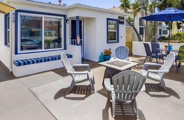 3 Houses to Beach * 2 Fenced Yards * AC * Dogs ok