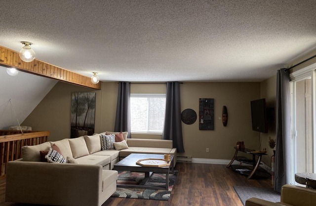 3 levels w/9 comfy beds. Steps from Pinery Park, ideal for large groups