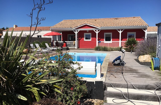 3 * listed wooden house by the sea with heated pool and Internet/WIFI