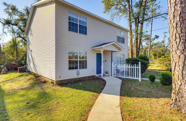3 Mi to FSU: Townhome w/Patio in Tallahassee!