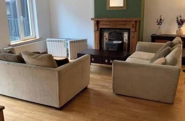 3 min walk in to town , Great location in town