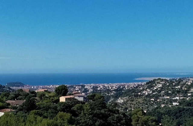 3 P. apartment in villa on hill, sea view 15 mn from Nice center