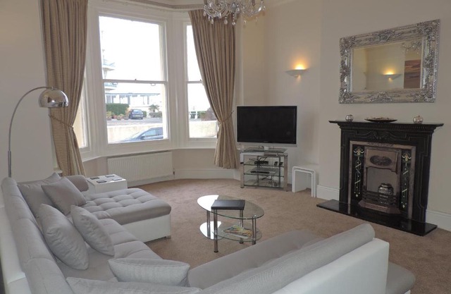 3 Queens Gardens Sea View Apartment