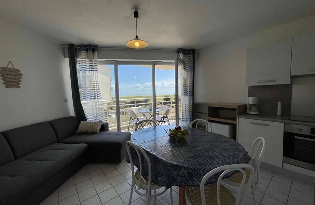 3-room apartment with balcony, pool, and parking near the sea - sleeps 6