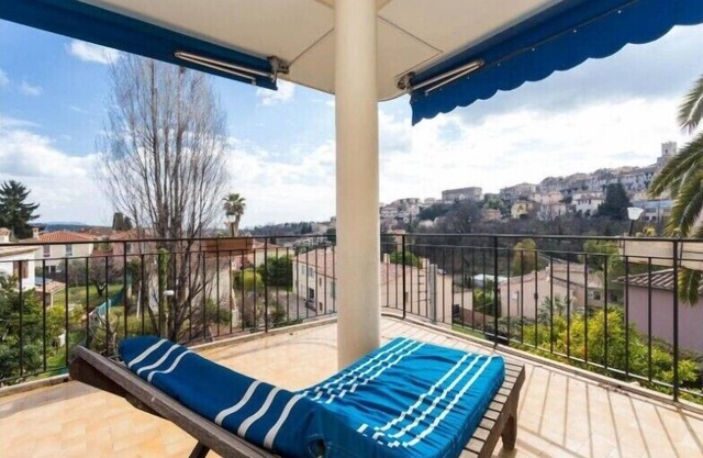 3-room apartment of 80 m2 not overlooked in a small, good standing, quiet residence.