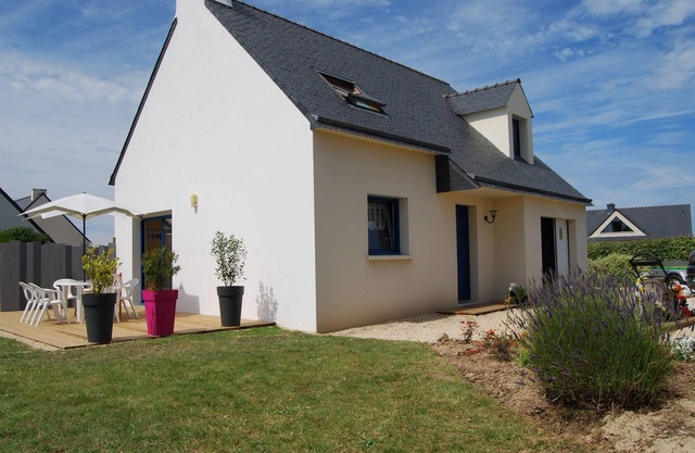 3 * seaside villa, 6 pers. 150 m from the beach and the GR34. Large enclosed garden