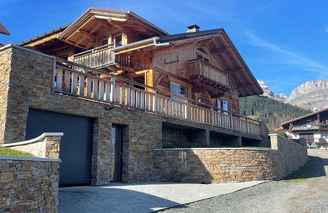 3-star chalet for 15 on the ski slopes