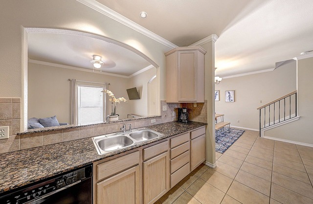3-Story Dog-Friendly Townhouse w/Balconies, Washer/Dryer, Fast WiFi, Central A/C