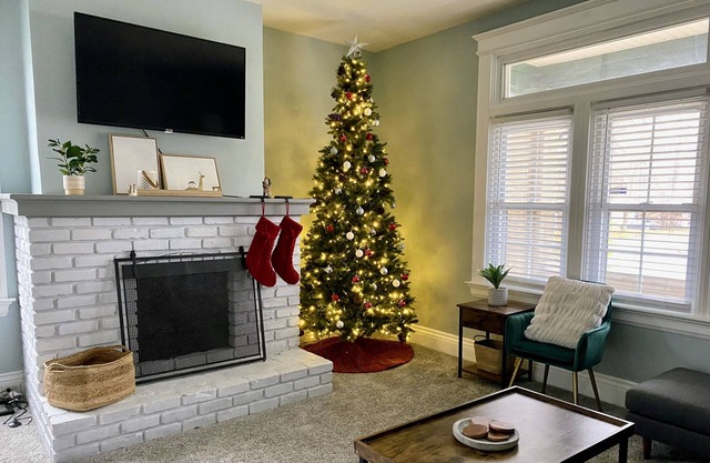 3 Story House, Close to Perfect North, Pet-Friendly!