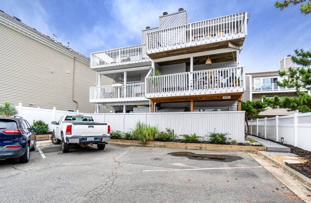 3 Story TownHouse Walking distance to the beach