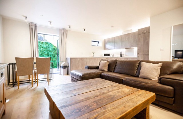 3 The Hideaway (2mins from the beach)
