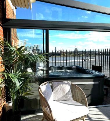 3 x Bedroom Riverside Flat with HOT TUB on Roof Terrace