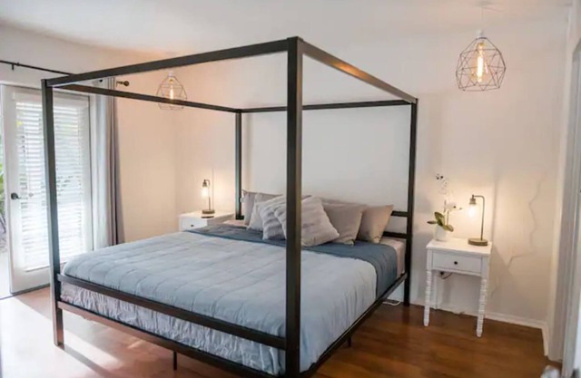30 day stays, King and full beds Hot tub, Mountain Views. Near park