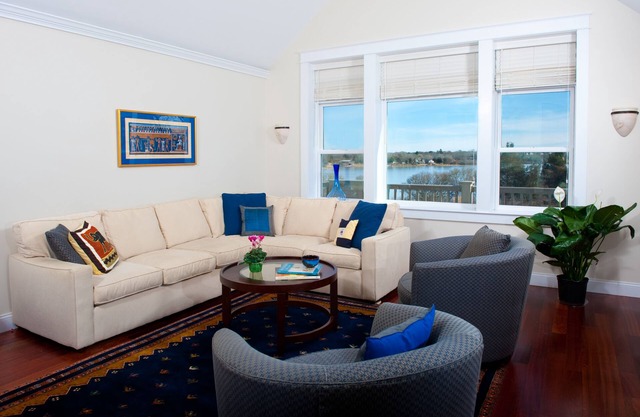 30% Discount for Sept 1-8! Private Waterfront Home w Large Decks & Great Views