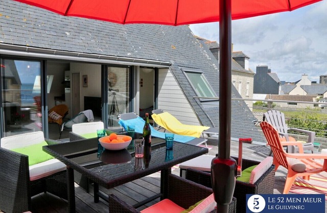 30 m2 terrace with sea view, 40 m from the beach and 300 m from shops